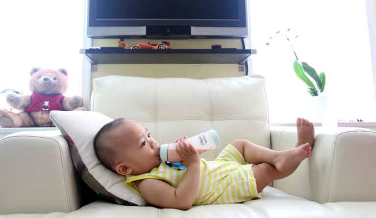 Dummies, Bottle Feeding & Technology: The Things Parents Say They’ll Never Introduce To Children 